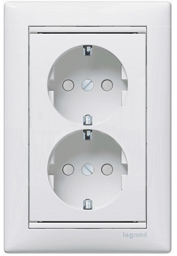 

Розетка Legrand 774427 Valena CLASSIC - немецкий стандарт, 2х2К+3, с защитными шторками, укомплектованная, белая, 774427